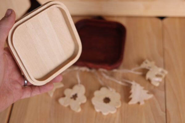 3N0A3746 Aarre Box with Six Christmas Tree Ornament pieces