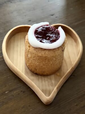 Muoto Val Birky tray, size S with Runebergintorttu Muoto Val Birky tray, size S with Runebergintorttu