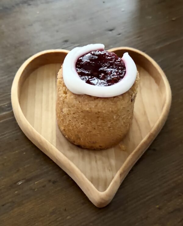 Muoto Val Birky tray, size S with Runebergintorttu